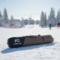 Pokrowiec na deske snowboard zapewniajacy komfort i wygode do transportu snowboardu zygzak